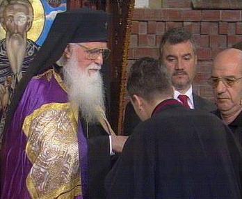 Metropolitan Bischof erh&auml;lt das Opferbrot