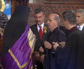 Metropolitan Bischof teilt das Opferbrot mit S.E. dem Bulgarischen Botschafter
