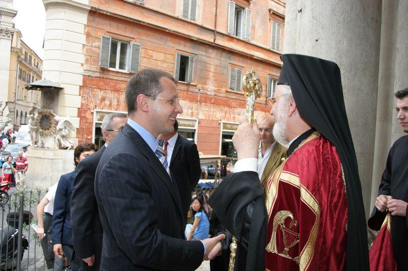 HisExcellency Bishop TICHON welcomes Bulgarian Primeminister STANISHEW in front of Church in Rome, piazza di Trevi, 2006_05_23