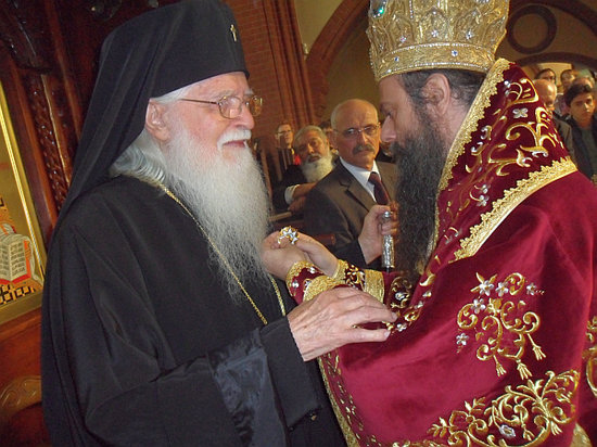 Metropolitan Bishop NIKOLAY of Plovdiv, Representative of Bulgarian Patriarch MAKSIM and Holy Synod designating Order of HOLY IOAN of RILA 1st Degree to Metropolitan Bishop SIMEON of Western and Central Europe></p>
    <p class=