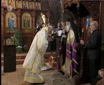 Bitte um Vergebung und Friedenskuss (hier der beiden Bisch&ouml;fe)