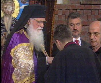 Metropolitan Bischof erh&auml;lt das Opferbrot