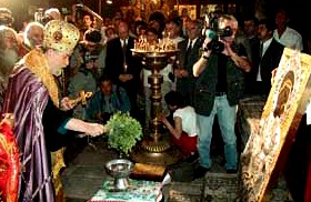 Bishop NAUM, Abbot of BATSCHKOVO, consecrating an icon as gift to the pope